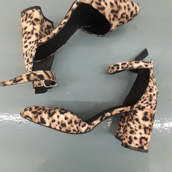 Charlotte Russe CHEETAH Animal print pumps Ankle strap Chunky heel sz 6 fits 8.5 - Picture 4 of 15